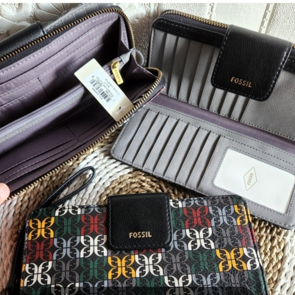 NWT, Fossil "Madison"Multicolor Signature Print Wristlet . Final $!
